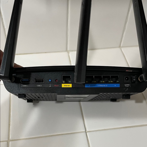 Linksys EA7500 Wireless Router - Picture 2 of 3